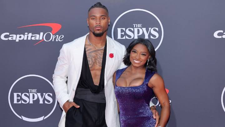 Simone Biles and Jonathan Owens show major PDA on his game day