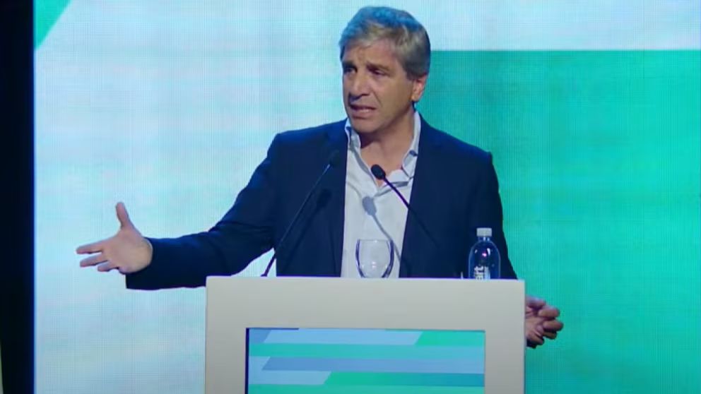 Luis Caputo a los empresarios: prometió reforma laboral y previsional, descartó una devaluación y les pidió apoyo