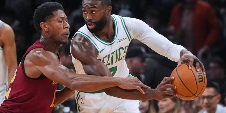 Jaylen Brown scores 30 as Celtics snap Cavaliers’ win streak