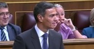 Los extraños gestos con los labios que la portavoz del PSOE ha hecho a Feijóo durante el discurso de Sánchez