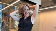Sandra Borghi y el nuevo traje y color que reinterpreta la elegancia moderna