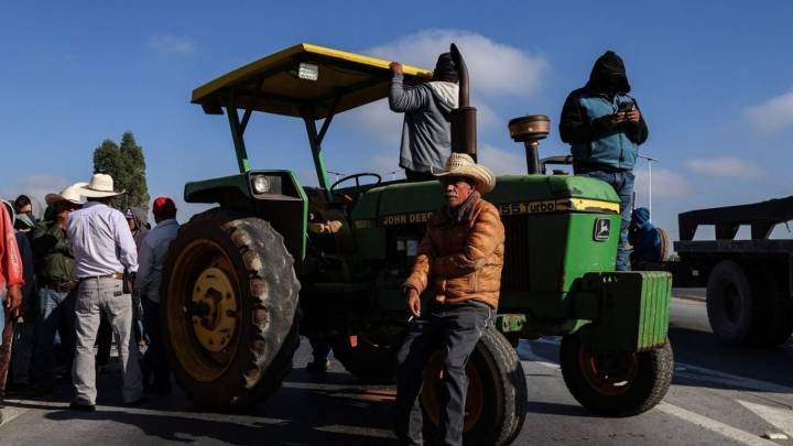 Productores de maíz y trabajadores del campo retoman bloqueos carreteros en Michoacán