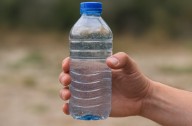 ¿Qué riesgos para la salud trae el agua embotellada?