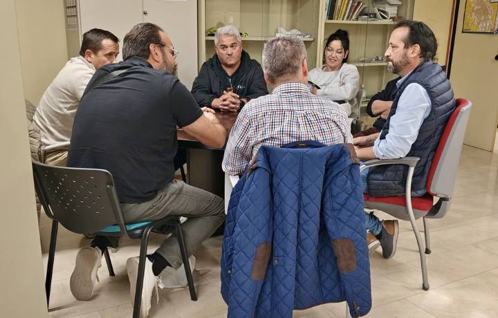 El edil de Abastos se reúne con vendedores de Los Invasores