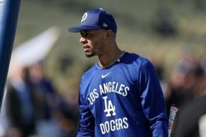 Betts honored with MLB Roberto Clemente Award