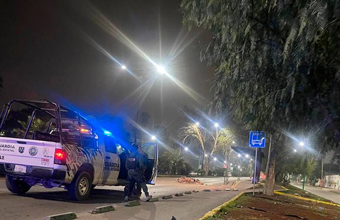 Pierde la vida joven motociclista al derrapar