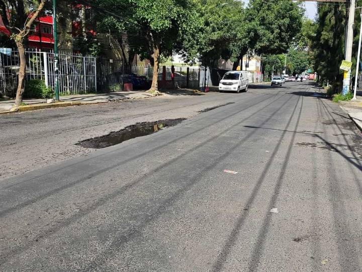Denuncian abandono en Iztacalco: socavones y basura marcan la gestión de Lourdes Paz