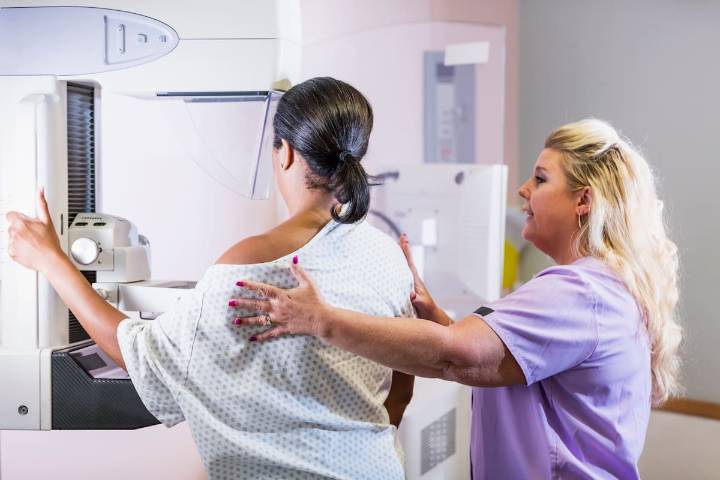 4 de cada 10 mujeres en Chile tienen su mamografía al día: expertos advierten que la cifra es preocupante