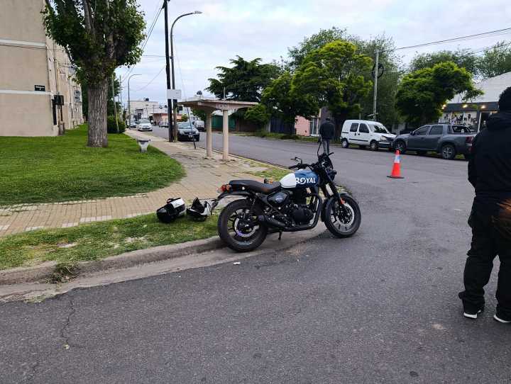Una menor herida tras la colisión de un auto y una moto