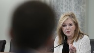 La senadora republicana Marsha Blackburn dice que planea demandar a funcionarios del DOJ de Biden y al FBI por invasión de la privacidad telefónica