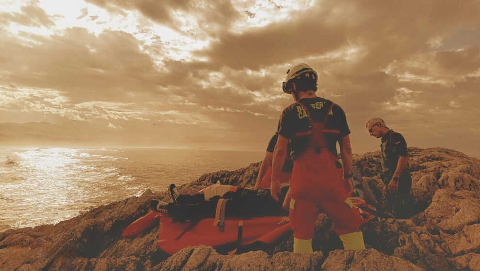 Rescatado un pescador tras caer en una zona acantilada de San Vicente de la Barquera