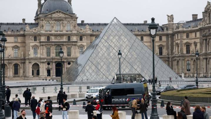 Robo en el Museo del Louvre: encapuchados sustraen joyas