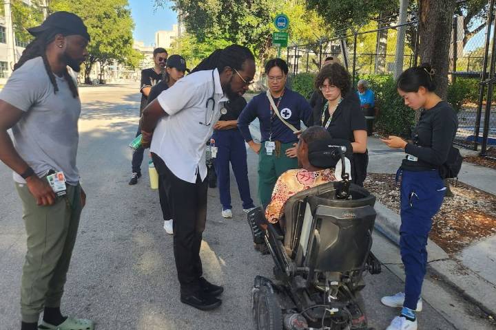 Organización solidaria. El hospital sin paredes de Miami: la historia de los médicos que llevan salud gratis a personas sin hogar