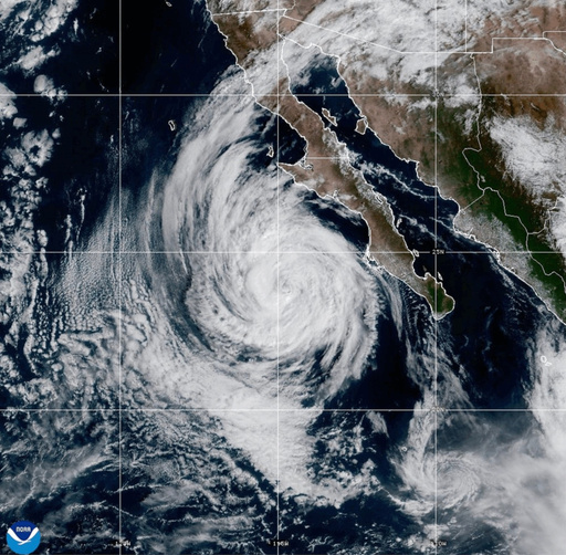 Marejadas elevan riesgo de inundación en Carolinas y en Atlántico y Pacífico surgen nuevas tormentas