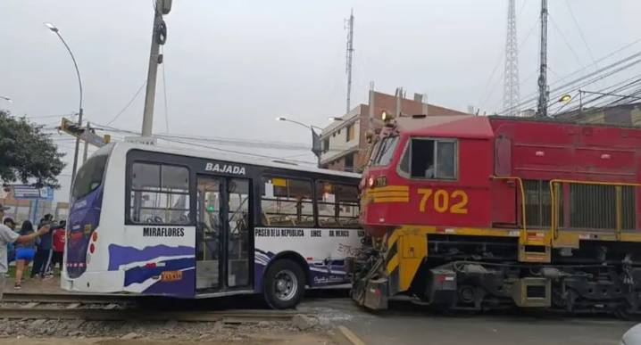 Bus de la Línea A choca con tren en El Agustino: reportan diez heridos y fuerte congestión