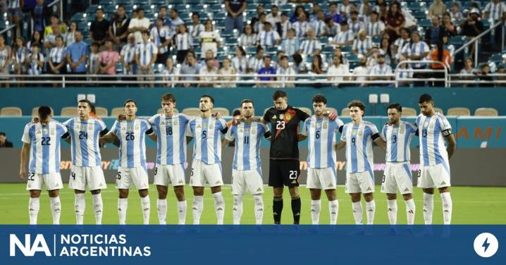 El respetuoso minuto de silencio para Miguel Ángel Russo en el partido de la Selección