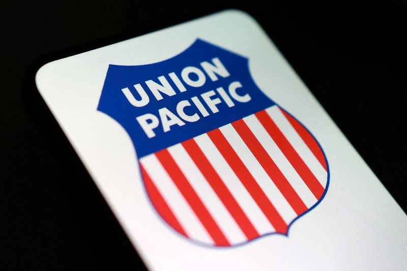 Union Pacific locomotive engineers ratify new five