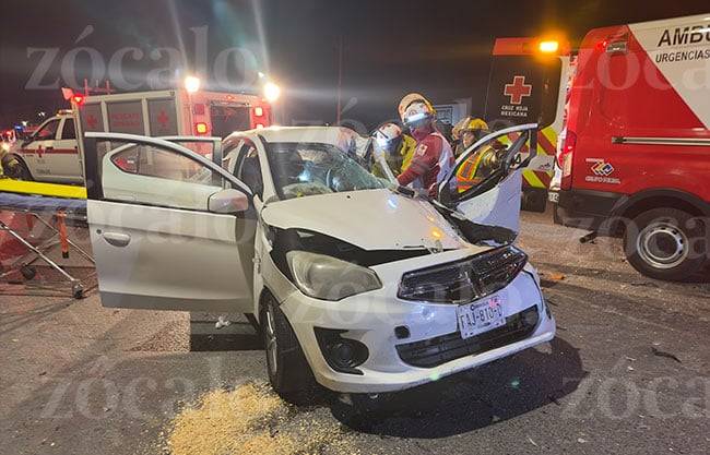 Aparatoso choque con volcadura deja dos jóvenes lesionados en La Salle