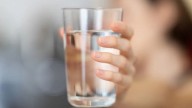 Descargá tus malas energías en un vaso de agua: el ritual de limpieza viral que puede cambiar tu día