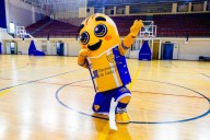 Una barra de pan convertida en mascota en el fútbol sala