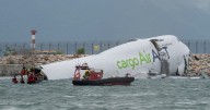 Avión de carga se sale de la pista en Hong Kong y cae al mar; deja dos personas muertas