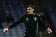 Dibu Martínez sufrió un golpe y encendió las alarmas en la Selección Argentina