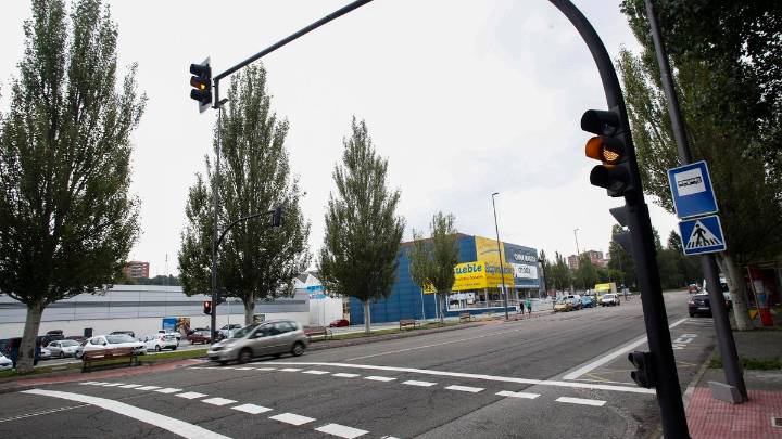 Suceso violento en Avilés: un hombre asalta a una mujer con unas tijeras en un aparcamiento