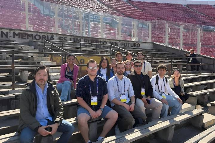 Jóvenes reporteros del Mundial U-20 recorren el Sitio de Memoria del Estadio Nacional