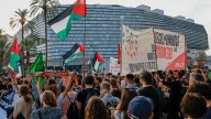 Un millar de personas protesta ante al Roig Arena de València contra Israel