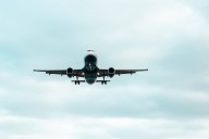 Desvían un vuelo en EE. UU. después de que un hombre apuñalara con un tenedor a dos menores