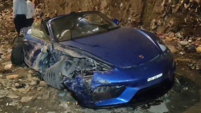 Porsche racing BMW at 150 kmph crashes on Mumbai highway, driver injured