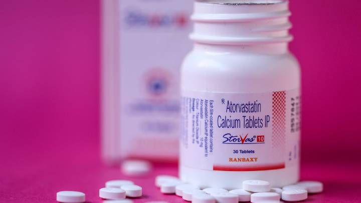 Retiran más de 140,000 frascos de medicamento popular para el colesterol