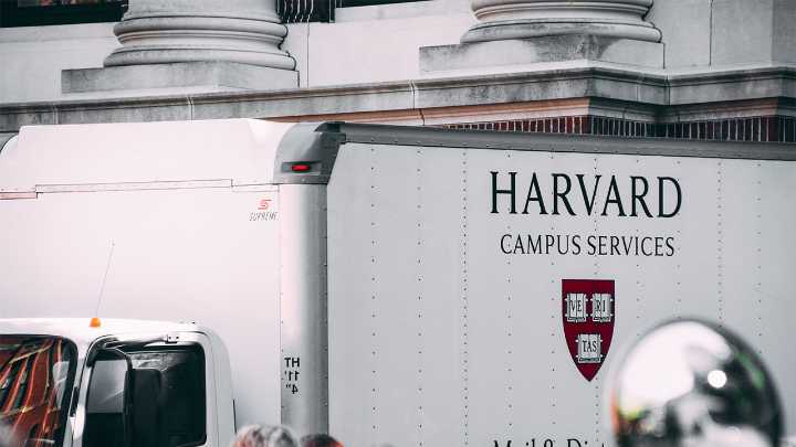 Harvard pagará 500 mdd en acuerdo con gobierno de EU, anuncia Trump