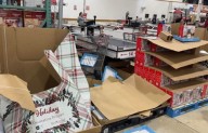 Compradores se enfrentan por la mercancía navideña en Mérida
