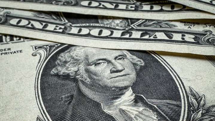 Bloomberg: El dólar sufre una caída en las reservas globales no vista en 30 años