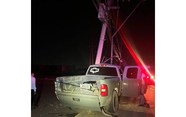 Deja sin luz a sector del suroriente tras chocar y tumbar poste de la CFE