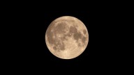 La superluna de octubre ilumina el cielo con su plenitud