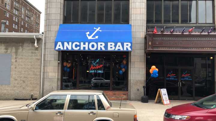 Anchor Bar gives federal employees free food in solidarity