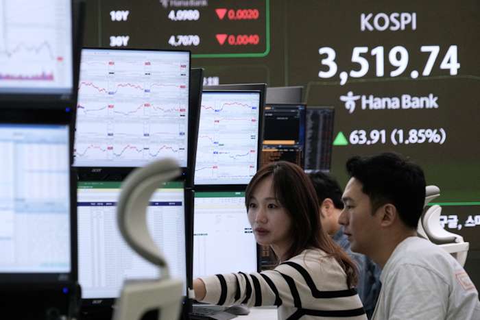 Asian shares track Wall St's rise as tech shares advance and investors shrug off the US shutdown