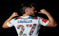 'El futbol masculino es un lugar muy tóxico para ser gay': Josh Cavallo