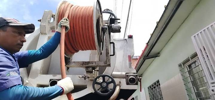Realizan mantenimiento de drenaje en la vereda Barrio Obrero en Maturín