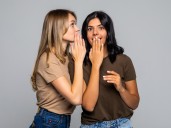 Por qué contar chismes nos hace más inteligentes, según la ciencia