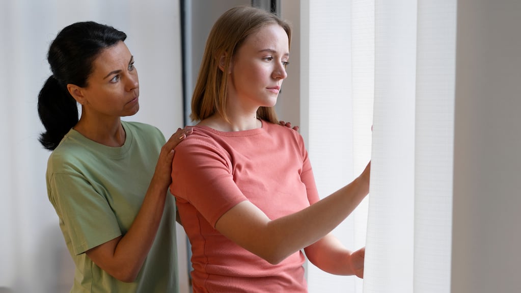 Qué significa que no me guste pasar tiempo solo en casa, según la psicología