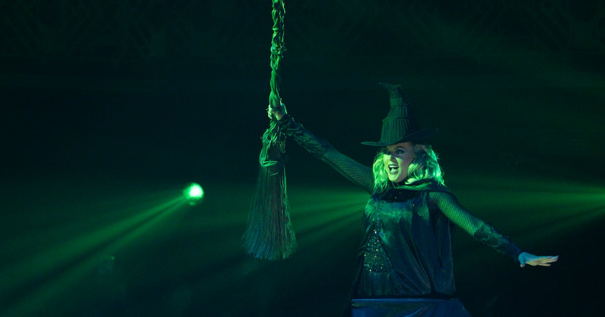 Atlanta actress Elaine Hendrix on ‘Dancing With the Stars’ hospitalized