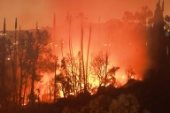 Detienen a hombre por letal incendio en Los Ángeles en enero