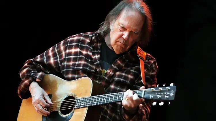 Neil Young declara la guerra a Amazon en un explosivo llamado al boicot