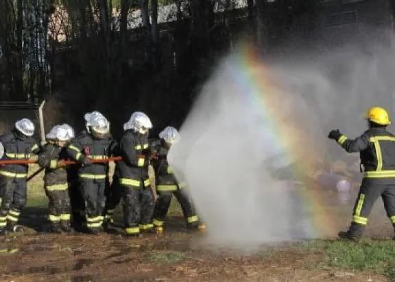 Bomberos de Meliquina entrenaron en la Casa de Fuego de Centenario