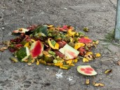 Dejan desperdicios de fruta en plena banqueta del centro