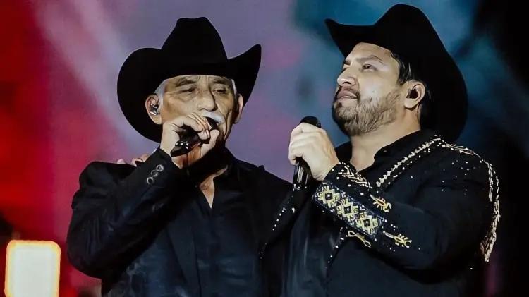Julión Álvarez y su padre protagonizan dueto en Gu...