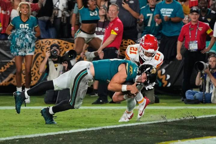 Trevor Lawrence’s wild touchdown run carries Jaguars past Chiefs